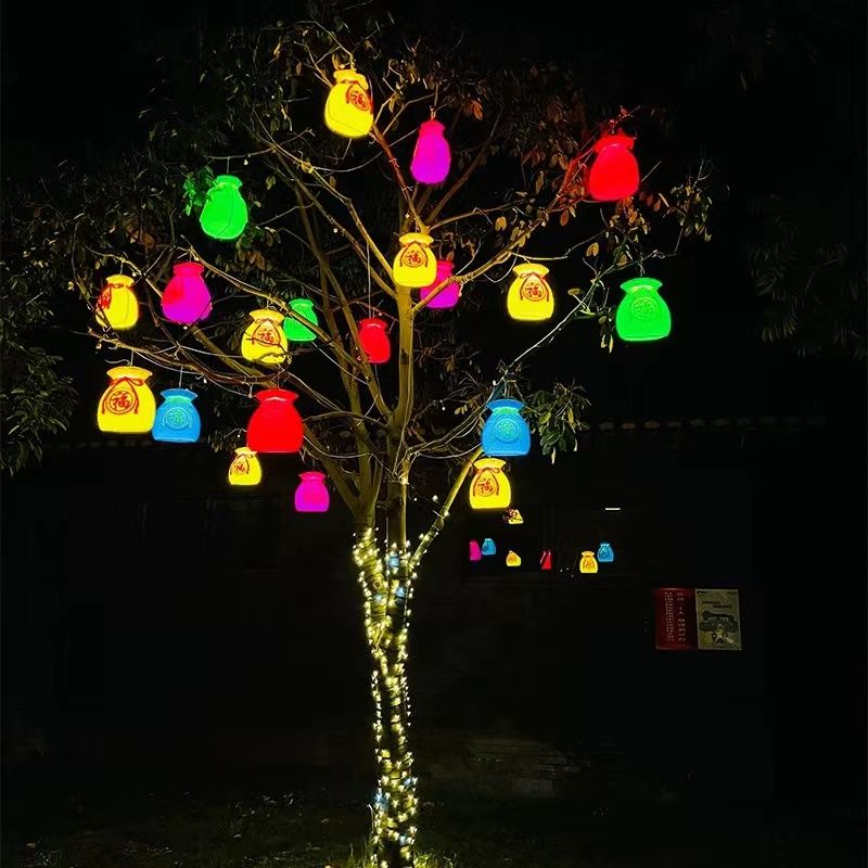 Outdoor Lighting On Trees - Lanterne portafortuna, sacchi porta soldi sugli